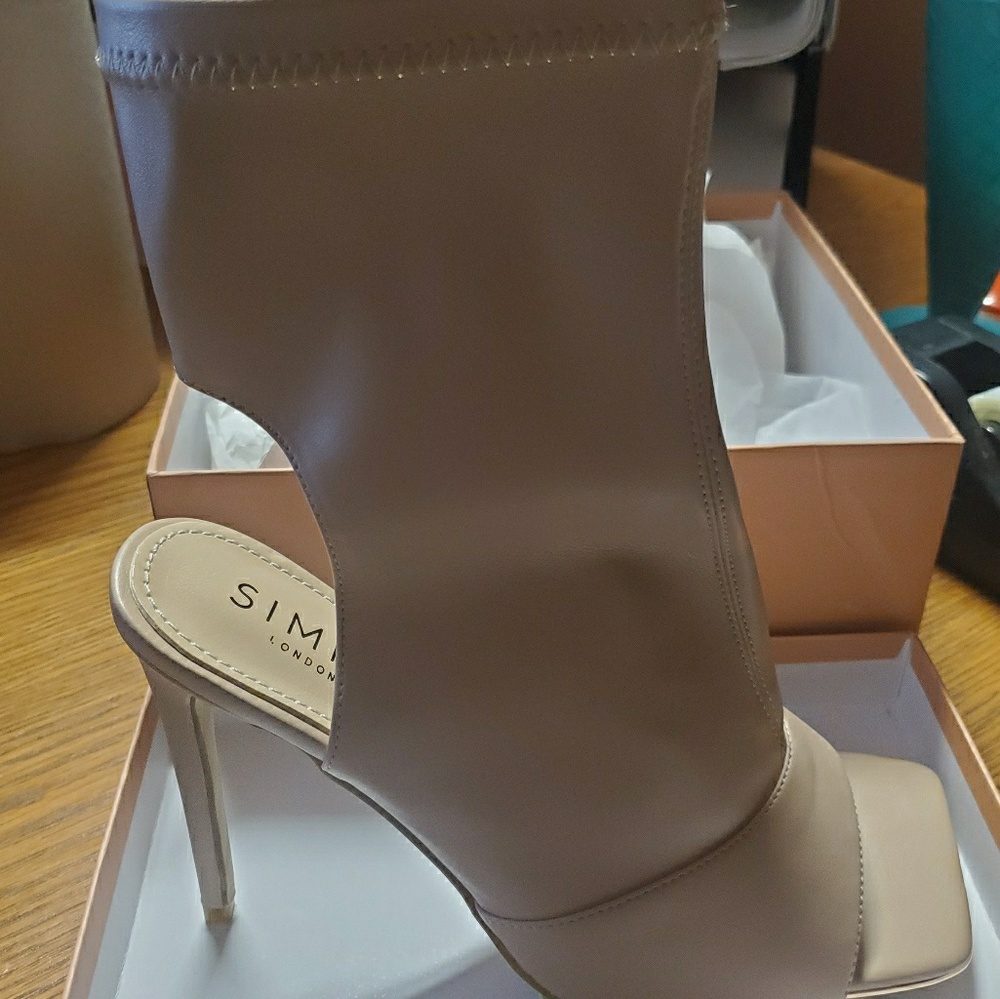 Peep toe boot